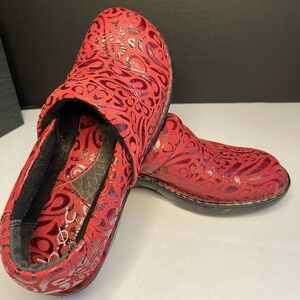 b.o.c. Born on concept red and black clogs size 6
